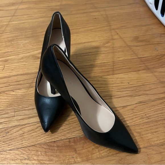 Ann Taylor Black Pointed-Toe Heels – Croc-Embossed Detail, Size 9 - Picture 2 of 7